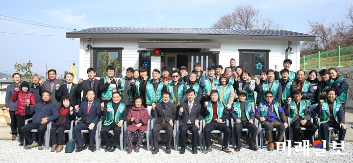 전남 강진군의 사회봉사단체인 강진상록회가 ‘사랑의 집’ 제1호를 완공해 지난 23일 칠량면 마을에서 준공식을 가졌다. / 사진=강진군 제공