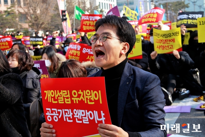 이덕선 한국유치원총연합회(한유총) 이사장이 25일 오후 서울 국회 앞에서 '유치원 3법'(유아교육법·사립학교법·학교급식법) 개정안과 정부의 유아교육법 시행령 개정안에 반대하며 총궐기대회에 참석 구호를 외치고 있다./사진=장건섭 기자
