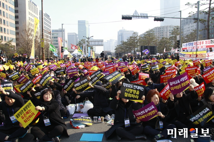 한국유치원총연합회(한유총) 관계자들이 25일 오후 25일 오후 서울 여의도 국회의사당 앞 도로에서 열린 '유치원 3법'(유아교육법·사립학교법·학교급식법) 개정안과 정부의 유아교육법 시행령 개정안에 반대하는 총궐기대회에 참석 구호를 외치고 있다./사진=장건섭 기자