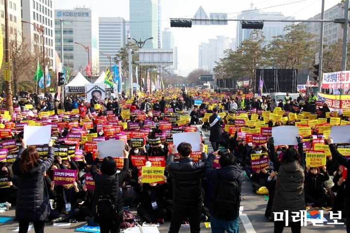 한국유치원총연합회(한유총) 관계자들이 25일 오후 25일 오후 서울 여의도 국회의사당 앞 도로에서 열린 '유치원 3법'(유아교육법·사립학교법·학교급식법) 개정안과 정부의 유아교육법 시행령 개정안에 반대하는 총궐기대회에 참석 구호를 외치고 있다./사진=장건섭 기자