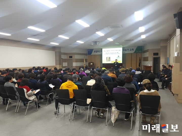 전남 강진군은 지난 25일 강진농협 파머스마켓 2층 회의실에서 공공급식 및 로컬푸드 직매장 참여농가, 일반농가 150여명을 대상으로 교육을 실시했다. / 사진=강진군 제공