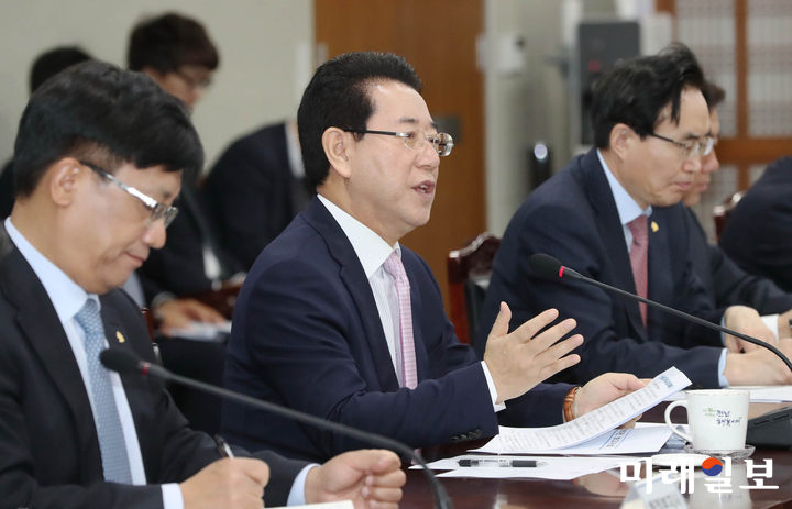 김영록 전라남도지사가 26일 오전 도청 서재필실에서 실국장 정책회를 주재하고 있다. 김 지사는 일부 극우세력이 5ㆍ18 민주화 운동을 폄하하고 왜곡해 유가족을 비롯한 도민의 가슴에 큰 상처를 남겼다며 다시는 이러한 만행이 반복되지 않도록 우리 도가 중심이 되어 5ㆍ18 민주화 운동의 가치를 보전할 수 있도록 적극적인 대응체계를 구축해 강력히 대처해 나가야 한다고 밝혔다. / 사진=전남도 제공