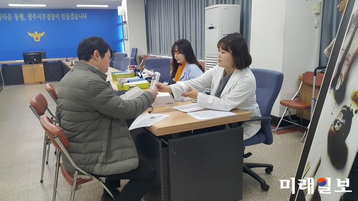 광주 서구가 올해 11월까지 찾아가는 이동금연클리닉을 운영한다. / 사진=서구청 제공