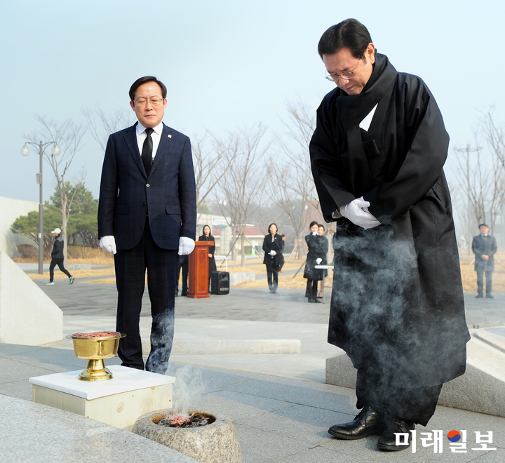 이용섭 광주광역시장이 제 100주년 3‧1절을 맞이하여 1일 오전 서구 광주독립운동 기념탑(상무시민공원내)을 찾아 헌화·분양을 하고 있다. / 사진=광주시 제공