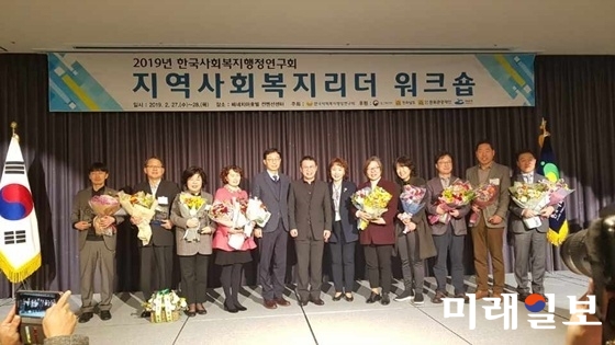 지난달 27일 제1회 방한천 공공복지행정 대상 수상 후 수상자들과 기념촬영을 하고 있다. / 사진=강진군 제공