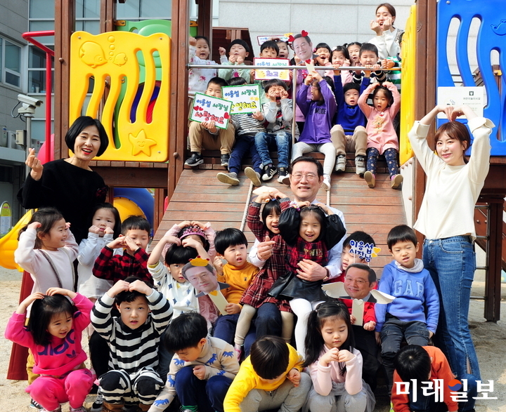 이용섭 광주광역시장이 4일 오전 2019년도 새학기 개원 맞아 최근 시설을 확충하고 정원을 증원한 시청 어린이집을 방문해 보육교사와 아이들을 격려하고 기념촬영을 하고 있다./사진=광주시 제공