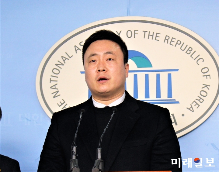 이재환 창원성산 보궐선거 바른미래당 후보가 지난 2월20일 국회 정론관에서 열린 바른미래당 후보자 발표 기자회견에서 출사표를 던지고 있다./사진=김정현 기자