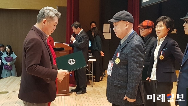 원로 김문옥(오른쪽) 감독이 28일 오후 서울 양천구 방송회관에서 열린 제58차 사단법인 한국예술문화단체총연합회(예총) 신년총회에서 오태근 한국연극협회 이사장으로부터 '제32회 예총예술문화상 대상'을 수상하고 있다./사진=한국예술문화단체총연합회 제공