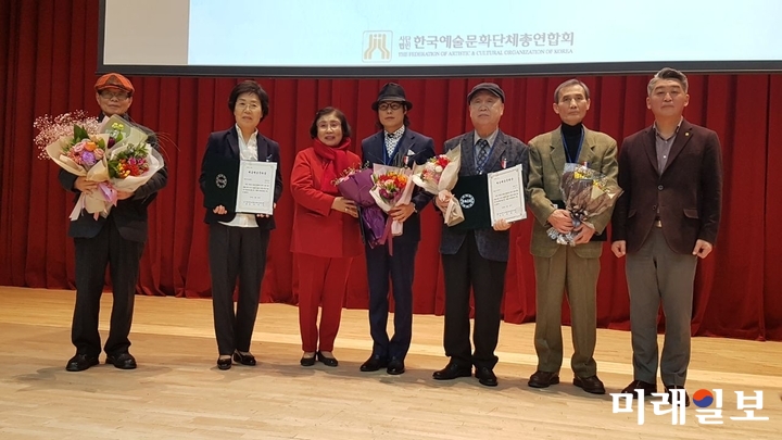 원로 김문옥 감독이 28일 오후 서울 양천구 방송회관에서 열린 제58차 사단법인 한국예술문화단체총연합회(예총) 신년총회에서 오태근 한국연극협회 이사장으로부터 '제32회 예총예술문화상 대상'을 수상하고 수상자들과 기념촬영을 하고 있다./사진=한국예술문화단체총연합회 제공