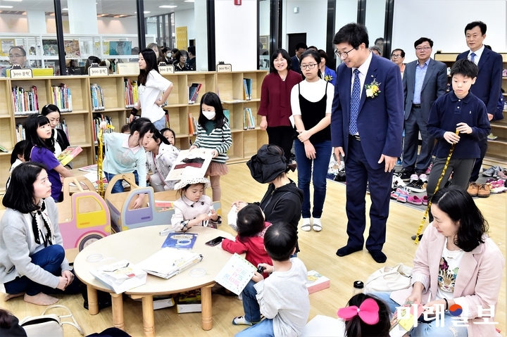 염태영 수원시장이 여울도서관 개관식 후 도서관을 둘러보고 있다./사진=수원시 제공