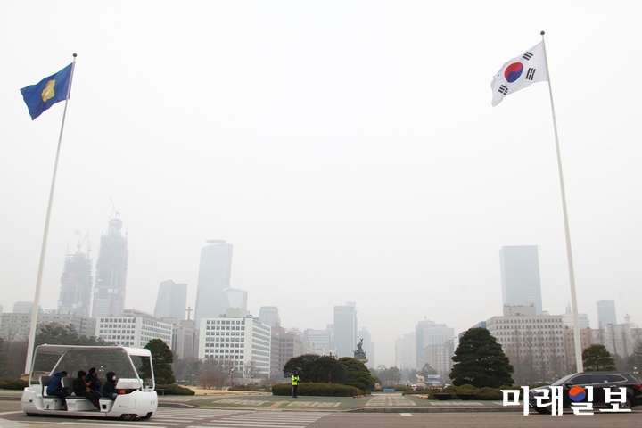 서울 지역에 사상 처음으로 닷새째 1급 발암 물질인 미세먼지 비상저감조치가 발령된 5일 오후 서울 영등포구 여의도 국회의사당 앞 도심이 뿌옇게 보이고 있다./사진=장건섭 기자