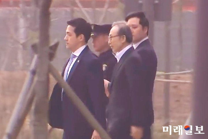 뇌물·횡령 등 혐의로 1심에서 징역 15년을 선고받은 이명박 전 대통령이 6일 항소심에서 보석(보증금 등 조건을 내건 석방)으로 풀려나 서울 동부구치소를 나서고 있다./사진=홍재현 기자