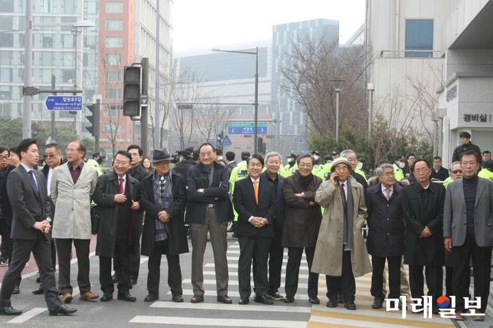 뇌물·횡령 등 혐의로 1심에서 징역 15년을 선고받은 이명박 전 대통령이 6일 항소심에서 보석(보증금 등 조건을 내건 석방)으로 풀려나게 되자 이재오 자유한국당 상임고문과 맹형규 전 의원, 이동관 전 청와대 홍보수석 등 측근들이 서울 동부구치소 앞에서 이 전 대통령의 출소를 기다리고 있다./사진=홍재현 기자