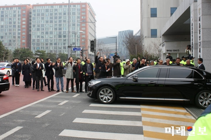 뇌물·횡령 등 혐의로 1심에서 징역 15년을 선고받은 이명박 전 대통령이 6일 항소심에서 보석(보증금 등 조건을 내건 석방)으로 풀려나 서울 동부구치소를 빠져나가며 측근들의 환영을 받고 있다./사진=홍재현 기자