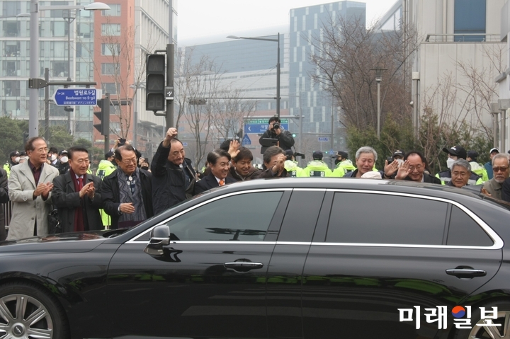뇌물·횡령 등 혐의로 1심에서 징역 15년을 선고받은 이명박 전 대통령이 6일 항소심에서 보석(보증금 등 조건을 내건 석방)으로 풀려나 서울 동부구치소를 나서며 이동관 전 청와대 홍보수석 등 측근들과 인사하고 있다./사진=홍재현 기자