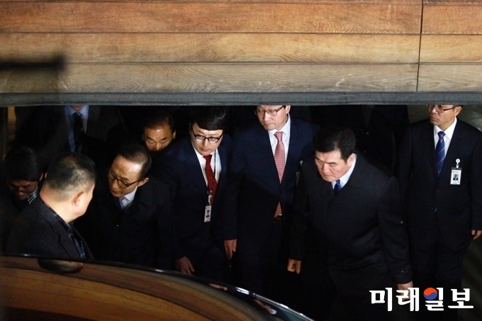 110억원대 뇌물 수수와 340억원대 비자금 조성 등 혐의로 구속영장이 발부된 이명박 전 대통령이 지난해 3월 23일 새벽 서울동부구치소로 향하기 위해 서울 강남구 논현동 자택에서 나오고 있다./사진=장건섭 기자