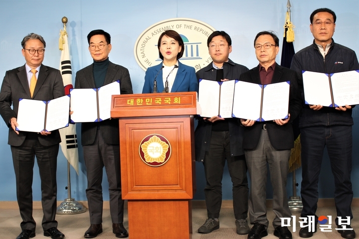 전현희 더불어민주당 택시·카풀 태스크포스) 위원장이 택시·카풀 업계 대표자들과 함께 국회 정론관에서 합의안을 발표하고 있다./사진=김정현 기자