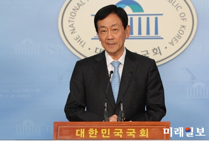 진영 행정안전부 장관 지명자가 8일 오후 국회 정론관에서 지명 소감을 말하고 있다./사진=권병창 기자