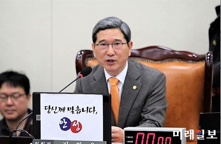 김학용 국회 환경노동위원회 위원장이 11일 오전 국회에서 열린 환노위에서 개회 선언을 하고 있다./사진=권병창 기자