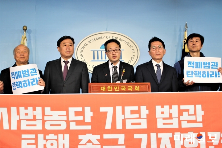 더불어민주당 박주민·정의당 윤소하·민중당 김종훈 의원과 양승태 사법농단 대응 시국회의 회원들이 11일 오전 국회 정론관에서 '사법농단 가담법관 탄핵 촉구' 기자회견을 열고 있다./사진=김정현 기자
