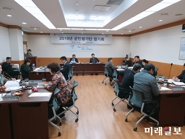 전남 강진군이 지난 8일 강진군청 소회의실에서 민선7기 군민평가단의 상반기 정기회의를 개최했다. / 사진=강진군 제공
