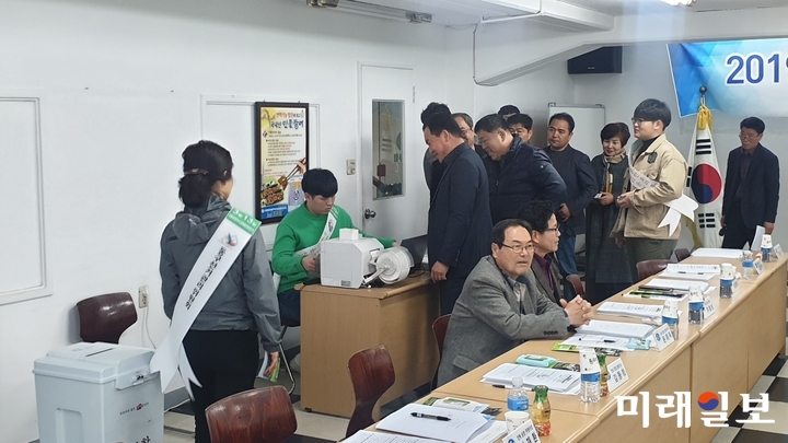 광주 동구선관위가 지난 8일 수협 4층 회의실에서 오는 313 전국 조합장선거와 관련 수협 임직원, 대의원을 대상으로 투표 체험행사를 개최했다. / 사진=동구선관위 제공