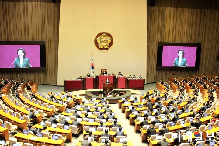 나경원 자유한국당 원내대표가 12일 국회 본회의장에서 교섭단체 대표연설을 하고 있다./사진=김정현 기자