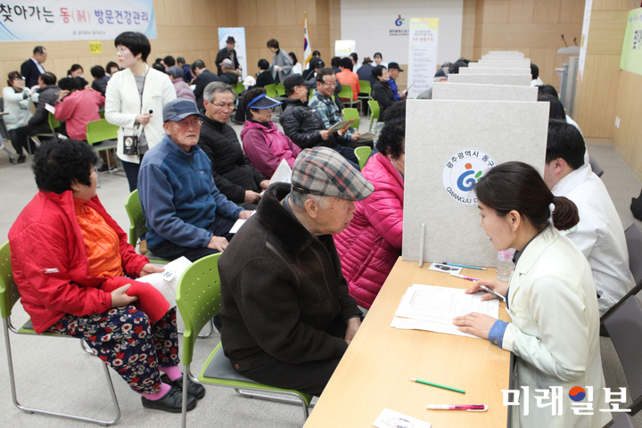 광주 동구의 찾아가는 동 순회 치매검진서비스 / 사진=동구 제공