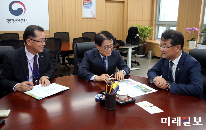 이승옥 강진군수가 지난 12일 윤종인 행정안전부 차관을 만나 지역 현안사업에 대해 설명하고 있다. / 사진=강진군 제공