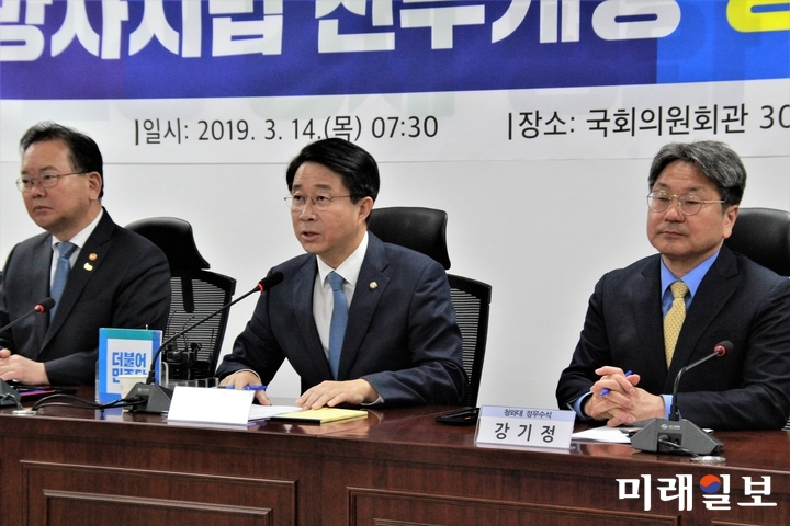조정식 민주당 정책위의장이 14일 오전 국회 의원회관에서 열린 지방자치법 전부개정 당·정·청 협의회에서 발언하고 있다. 왼쪽부터 김부겸 행안부장관, 조 의장, 강기정 정무수석./사진=김정현 기자