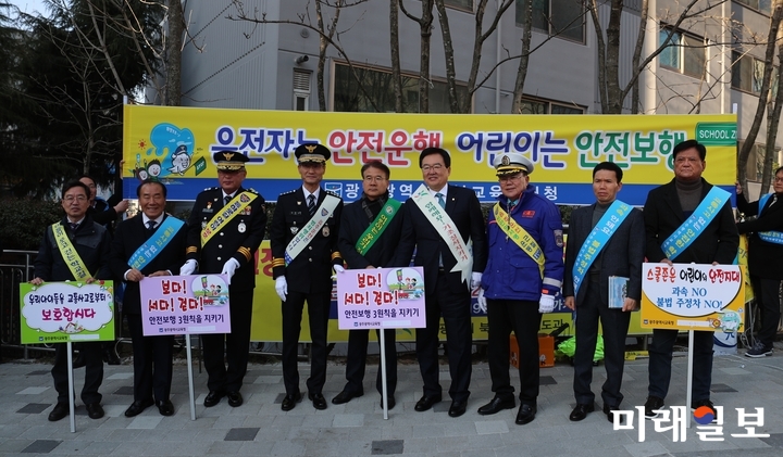 광주시교육청이 개학기 스쿨존 교통사고 Zero 캠페인을 14일 광주 용두초등학교 앞에서 광주시, 북구청, 광주지방경찰청, 북부경찰서, 녹색어머니회, 모범운전자회, 도로교통공단 등 유관기관 관계자등 100여명이 함께 합동 캠페인을 진행했다. / 사진=광주시교육청 제공