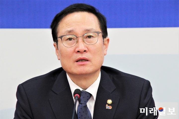 홍영표 더불어민주당 원내대표가 14일 오전 국회에서 열린 정책조정회의에서 모두발언을 하고 있다./사진=김정현 기자
