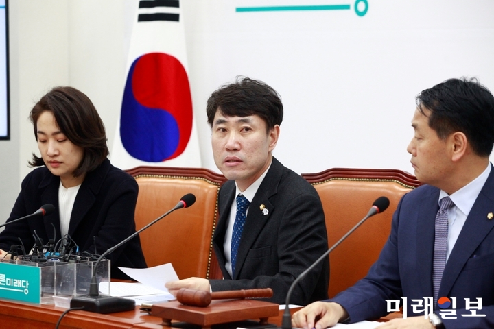 하태경 바른미래당 최고위원(가운데)이 15일 오전 국회에서 열린 최고위원회의에서 발언하고 있다./사진=장건섭 기자