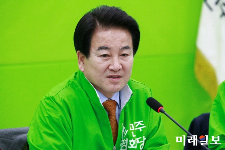 15일 오전 서울 영등포구 여의도 국회에서 열린 민주평화당 최고위원·국회의원·상임고문·전국상설위원장 연석회의에서 정동영 대표가 발언하고 있다./사진=장건섭 기자