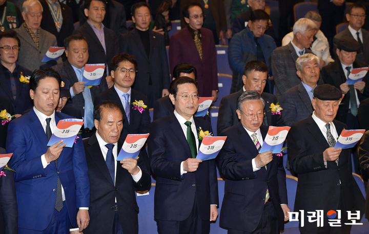 이용섭 광주광역시장이 15일 오전 남구 빛고을시민문화관에서 열린 '제59주년 3·15의거 기념식'에서 장휘국 광주시교육감, 이정재 광주3·15기념사업회장, 광주3·15, 4·19단체 회원 등 참석자들과 3·15의거 노래를 제창하고 있다./사진=광주시 제공