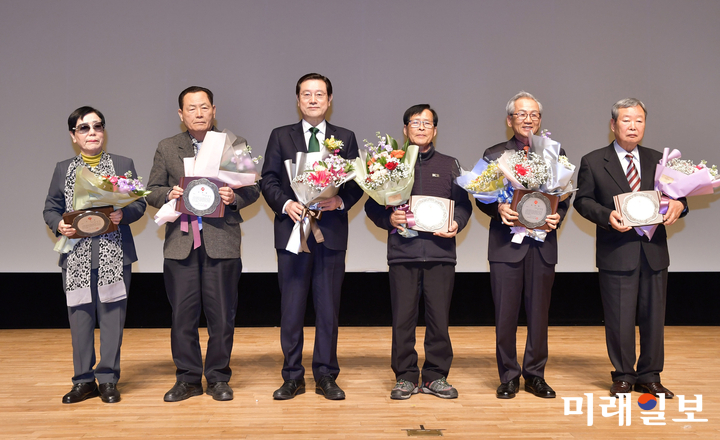 이용섭 광주광역시장이 15일 오전 남구 빛고을시민문화관에서 열린 '제59주년 3·15의거 기념식'에서 참석해 나라사랑 유공자에 대한 표창장을 수여한 뒤 기념촬영을 하고 있다./사진=광주시 제공