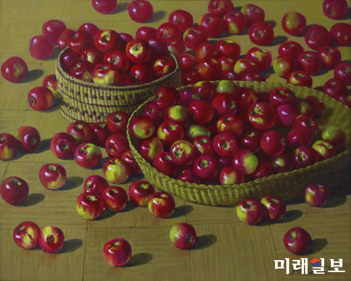서울 여의도 국회 본관 5층 문체위 앞 전시공간 문화샛길에서 오는 5월 10일까지 열리고 있는 '국회 '남·북 미술전' 한국작가 황정자의 '사과잔치'/사진=장건섭 기자