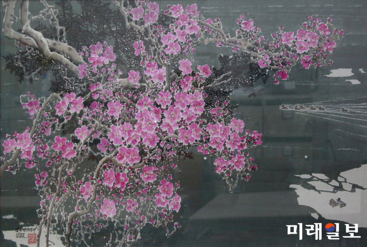 서울 여의도 국회 본관 5층 문체위 앞 전시공간 문화샛길에서 오는 5월 10일까지 열리고 있는 '국회 '남·북 미술전' 북한 인민예술가 리경남의 '삼지연의 진달래'/사진=장건섭 기자