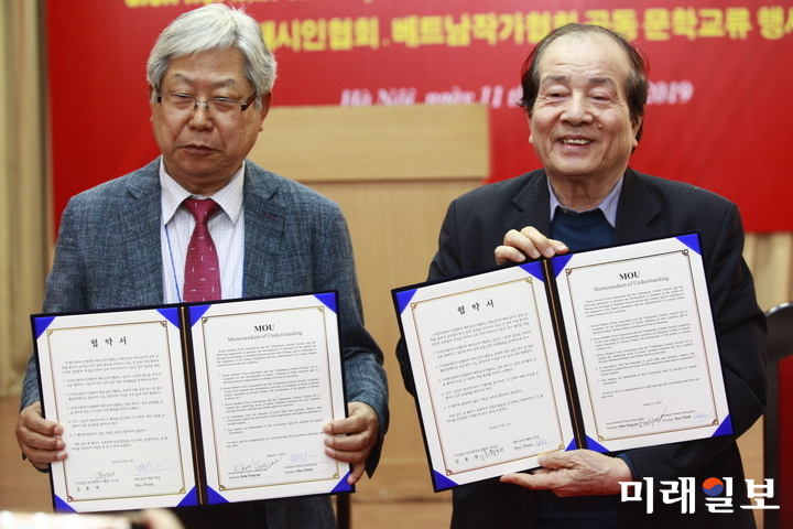 11일 오후 베트남 하노이 소재 베트남작가협회 회의실에서 개최된 한국현대시인협회와 베트남작가협회와의 공동 문학교류 행사에서 김용재 한국현대시인협회 이사장(왼쪽)과 휴 틴(Huu Thinh) 베트남작가협회 주석이 MOU(양해각서)를 체결 후 기념촬영을 하고 있다./사진=장건섭 기자