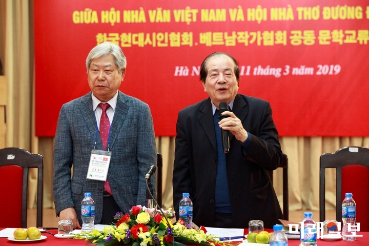 11일 오후 베트남 하노이 소재 베트남작가협회 회의실에서 개최된 한국현대시인협회와 베트남작가협회와의 공동 문학교류 행사에서 휴 틴(Huu Thinh) 베트남작가협회 주석이 환영사를 하고 있다./사진=장건섭 기자