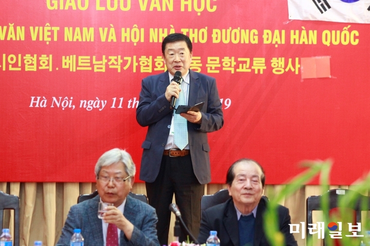 11일 오후 베트남 하노이 소재 베트남작가협회 회의실에서 개최된 한국현대시인협회와 베트남작가협회와의 공동 문학교류 행사에서 전민 한국현대시인협회 부이사장이 자작시 '용의 꼬리'를 낭송하고 있다./사진=장건섭 기자