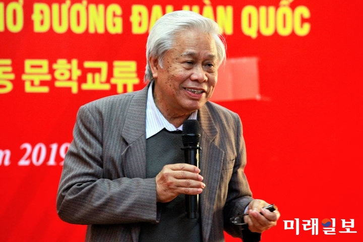11일 오후 베트남 하노이 소재 베트남작가협회 회의실에서 개최된 한국현대시인협회와 베트남작가협회와의 공동 문학교류 행사에서 베트남의 부권프엉(Vu Quan Phuong) 시인이 자작시 '기다림'을 낭송하고 있다./사진=장건섭 기자