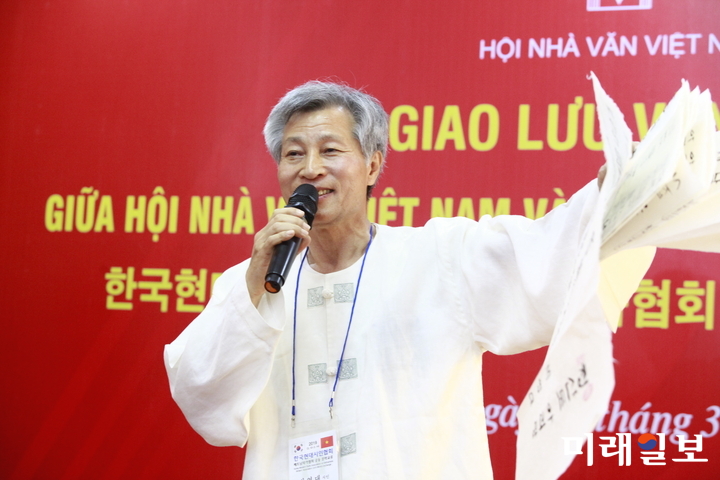 11일 오후 베트남 하노이 소재 베트남작가협회 회의실에서 개최된 한국현대시인협회와 베트남작가협회와의 공동 문학교류 행사에서 박영대 한국현대시인협회 감사가 자작시 '청산도 아리랑'을 낭송하고 있다./사진=장건섭 기자