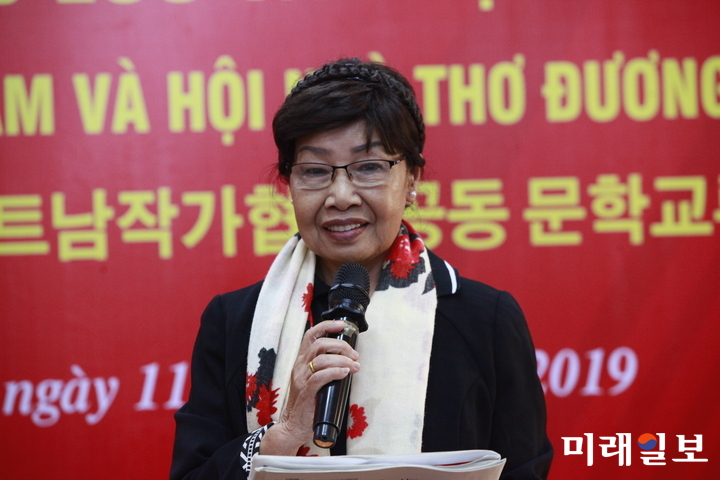 11일 오후 베트남 하노이 소재 베트남작가협회 회의실에서 한국현대시인협회와 베트남작가협회와의 공동 문학교류 행사에서 베트남의 판티탄난(Phan Thi Thanh Nhan) 시인이 자작시 '한국의 가을'을 낭송하고 있다./사진=장건섭 기자