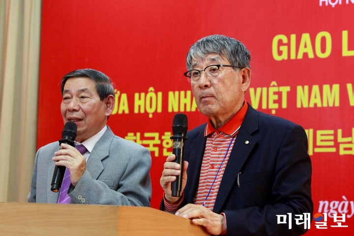 11일 오후 베트남 하노이 소재 베트남작가협회 회의실에서 개최된 한국현대시인협회와 베트남작가협회와의 공동 문학교류 행사에서 양왕용 한국현대시인협회 부이사장이 '한국 현대시 전개양상-1920년대와 1930년대를 중심으로'의 주제 발표를 하고 있다./사진=장건섭 기자