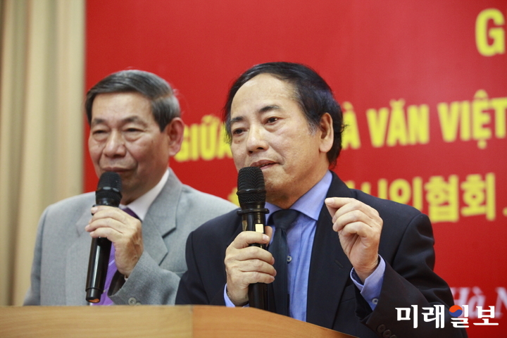 11일 오후 베트남 하노이 소재 베트남작가협회 회의실에서 개최된 한국현대시인협회와 베트남작가협회와의 공동 문학교류 행사에서 베트남의 레탄응니(Le Thanh Nghi) 시인(문학평론가)이 '베트남 현대시 발전과정'의 주제 발표를 하고 있다./사진=장건섭 기자