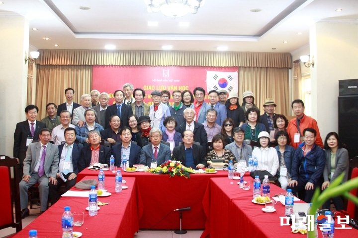 11일 오후 베트남 하노이 소재 베트남작가협회 회의실에서 개최된 한국현대시인협회와 베트남작가협회와의 공동 문학교류 행사에서 행사를 마치고 참석자들이 기념촬영을 하고 있다./사진=장건섭 기자