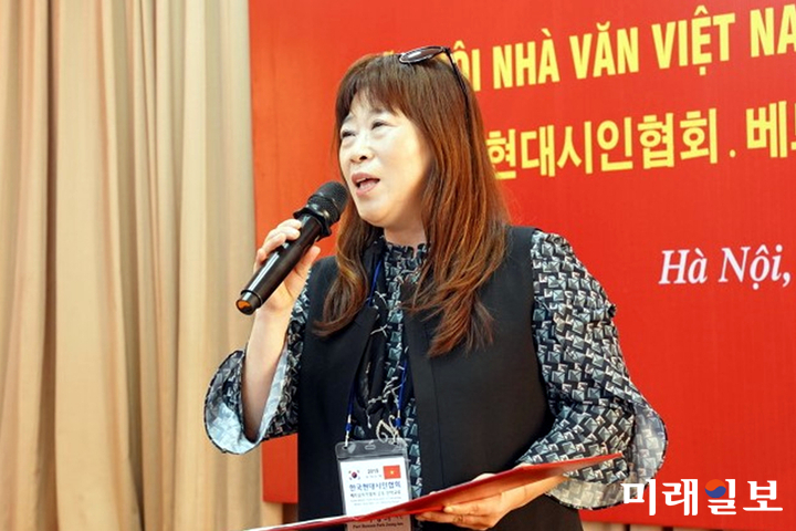 11일 오후 베트남 하노이 소재 베트남작가협회 회의실에서 개최된 한국현대시인협회와 베트남작가협회와의 공동 문학교류 행사에서 해남 박정희 한국현대시인협회 이사가 자작시 '노을'을 낭송하고 있다./사진=장건섭 기자