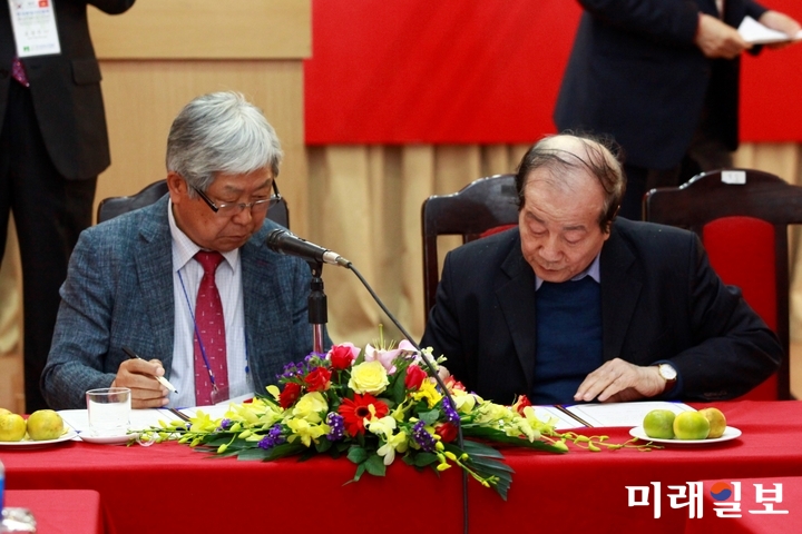 11일 오후 베트남 하노이 소재 베트남작가협회 회의실에서 개최된 한국현대시인협회와 베트남작가협회와의 공동 문학교류 행사에서 김용재 한국현대시인협회 이사장(왼쪽)과 휴 틴(Huu Thinh) 베트남작가협회 주석이 MOU(양해각서)에 서명하고 있다./사진=장건섭 기자