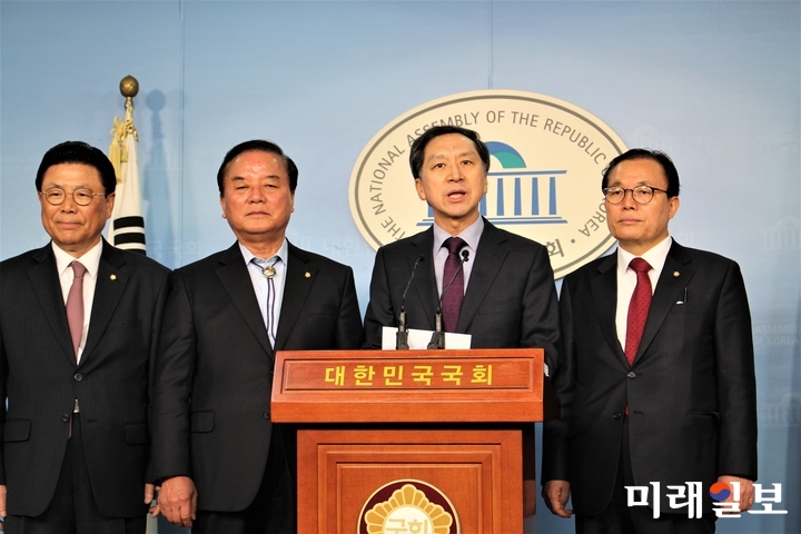 김기현 전 울산시장이 19일 오전 국회 정론관에서 황운하 청장의 처벌을 촉구하는 기자회견을 하고 있다./사진=김정현 기자